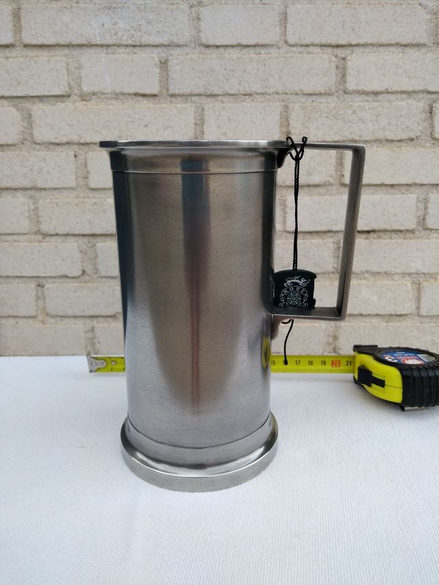 Nuova caraffa in peltro