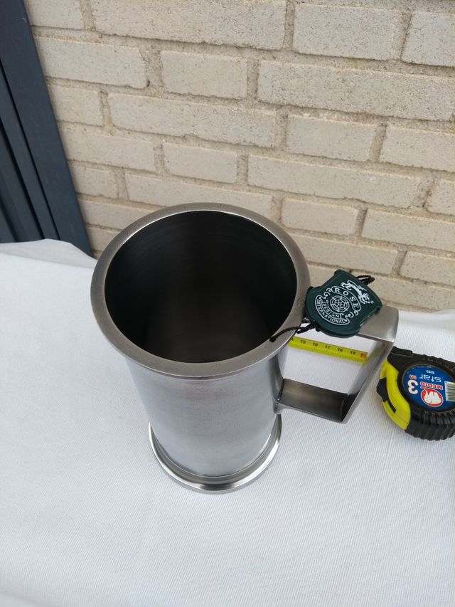 Nuova caraffa in peltro