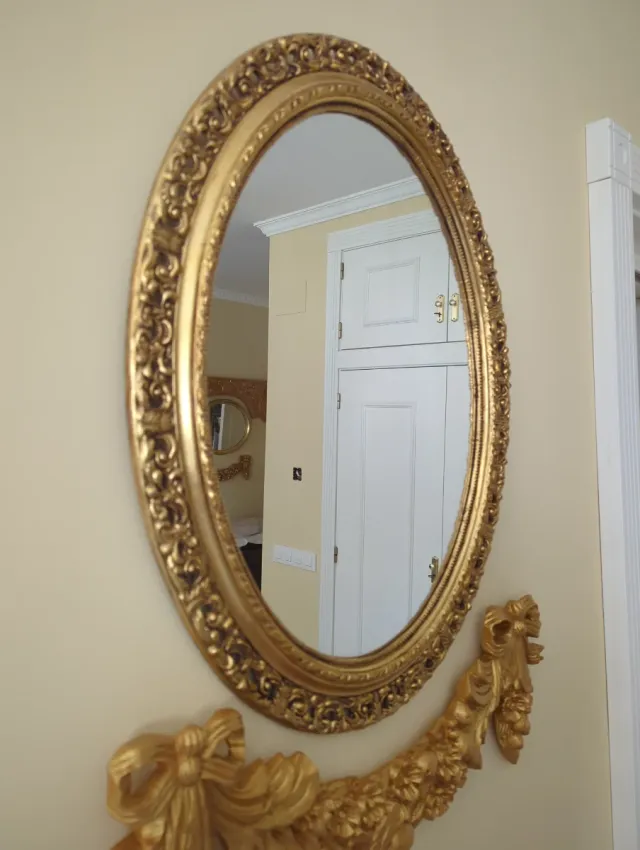 Espejo Ovalado con Marco Dorado