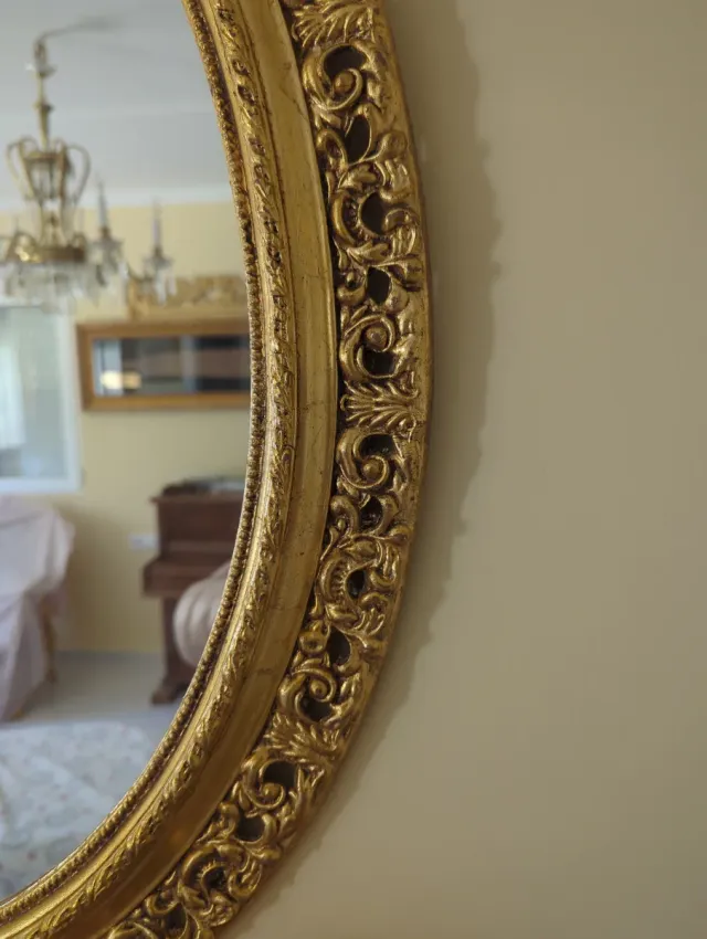 Espejo Ovalado con Marco Dorado