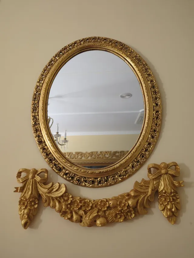 Espejo Ovalado con Marco Dorado