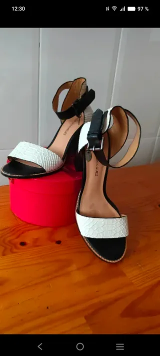 Sandalias Adolfo Domínguez Tacón Blanco y Negro