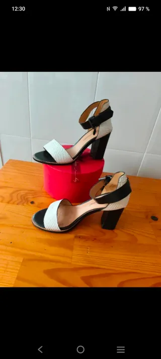 Sandalias Adolfo Domínguez Tacón Blanco y Negro