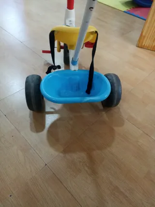 Triciclo infantil con manillar de empuje
