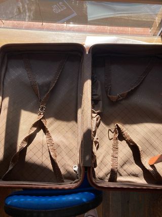 Maleta antigua negra y marrón