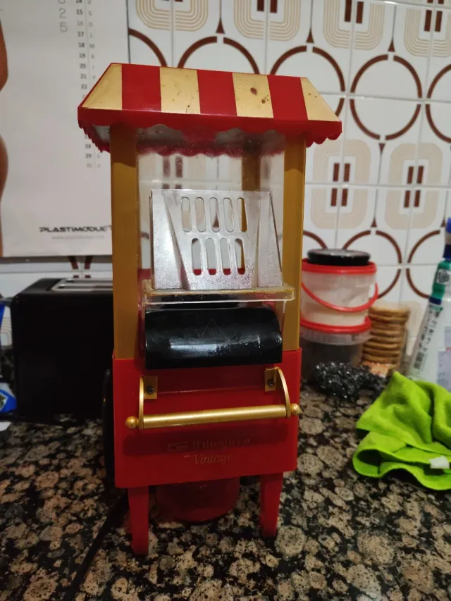 Macchina per popcorn vintage rossa e dorata