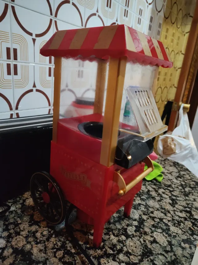 Macchina per popcorn vintage rossa e dorata