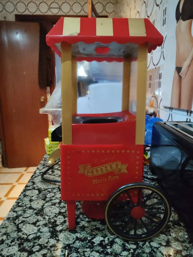 Macchina per popcorn vintage rossa e dorata