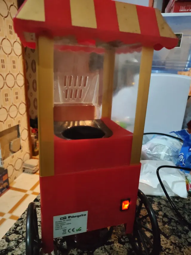 Macchina per popcorn vintage rossa e dorata