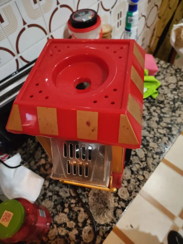 Macchina per popcorn vintage rossa e dorata