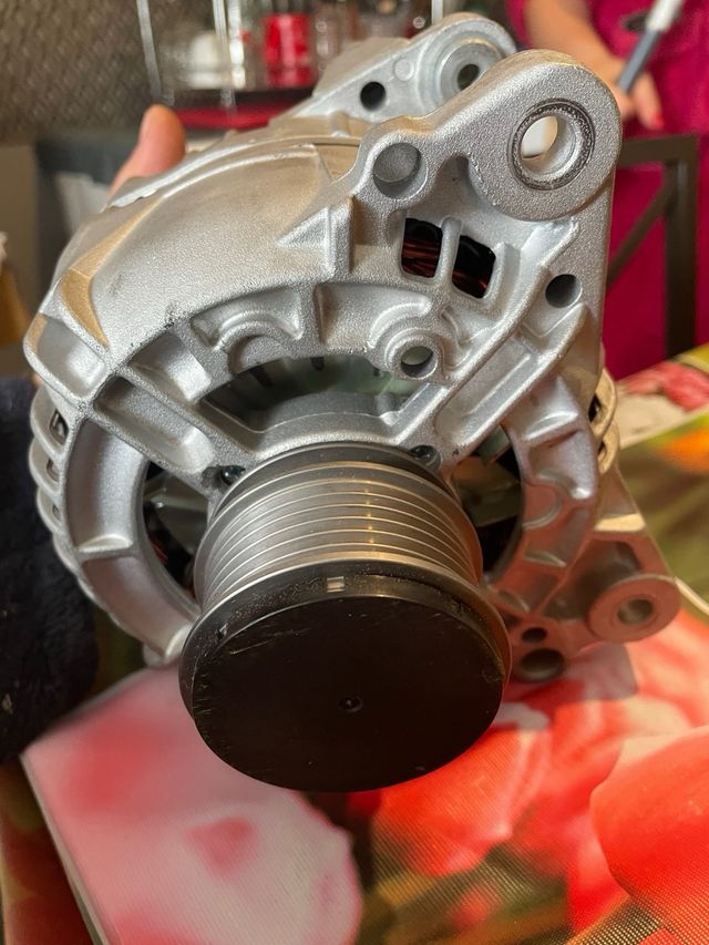 Alternador HELLA 8EL 012 430-291 14V 140A