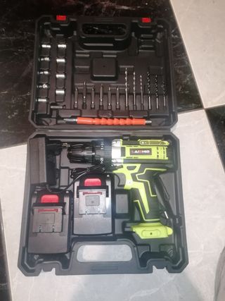 Taladro a batería con accesorios