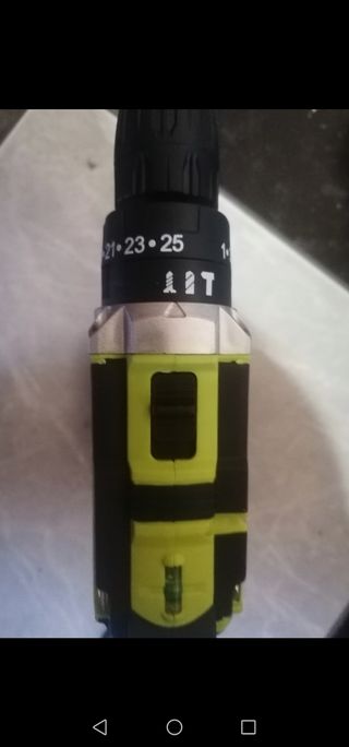 Taladro a batería con accesorios