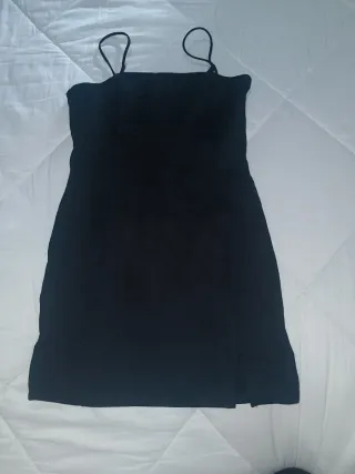 Vestido negro corto con tirantes