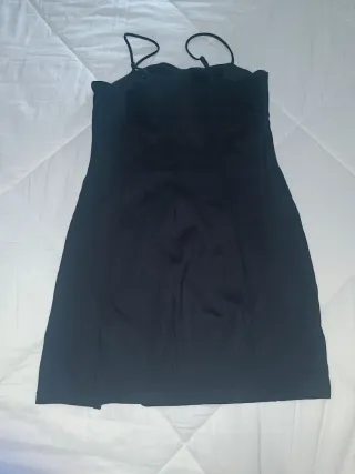 Vestido negro corto con tirantes