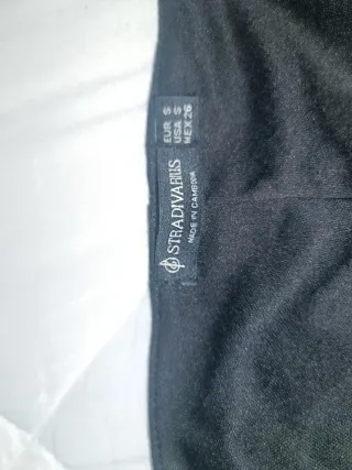 Vestido negro corto con tirantes