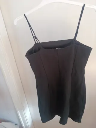 Vestido negro corto con tirantes