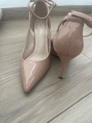 Salones Nude con pulsera tobillera tipo charol