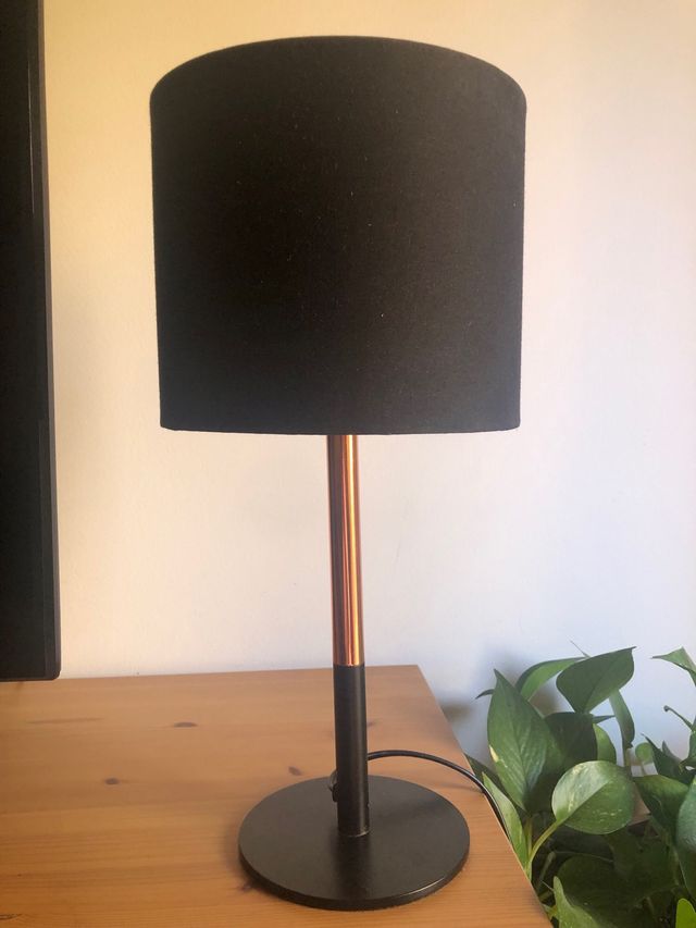 Lámpara de mesa Maison du Monde negra y dorada