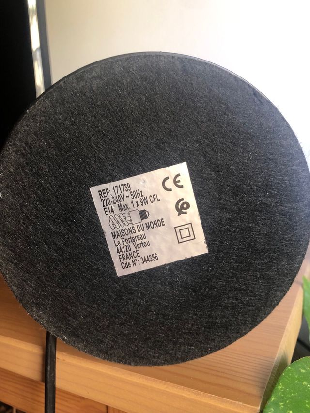 Lámpara de mesa Maison du Monde negra y dorada