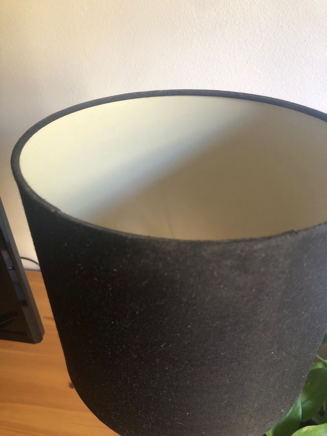 Lámpara de mesa Maison du Monde negra y dorada