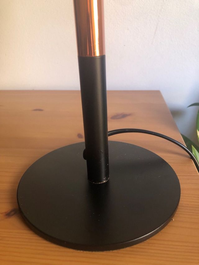 Lámpara de mesa Maison du Monde negra y dorada