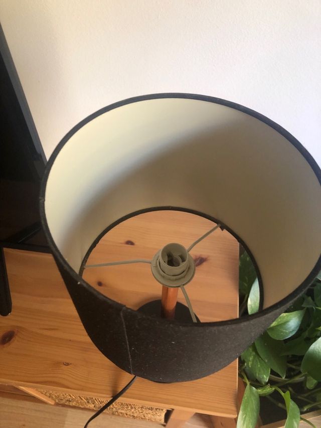 Lámpara de mesa Maison du Monde negra y dorada