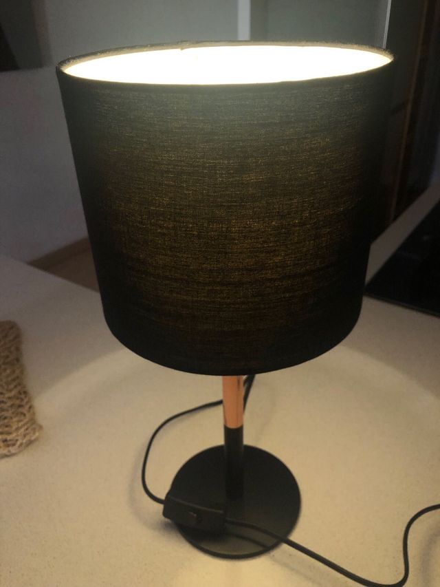 Lámpara de mesa Maison du Monde negra y dorada