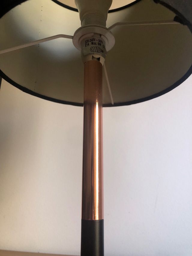 Lámpara de mesa Maison du Monde negra y dorada