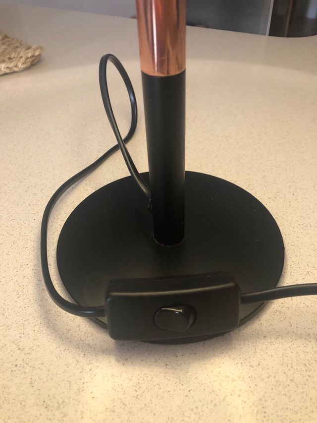 Lámpara de mesa Maison du Monde negra y dorada