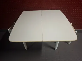 Mesa extensible blanca de madera y dos bancos