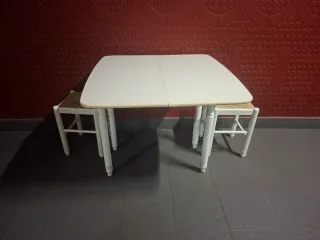 Mesa extensible blanca de madera y dos bancos