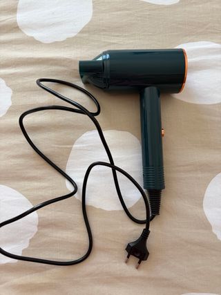Secador de pelo verde y naranja