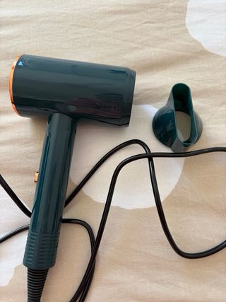 Secador de pelo verde y naranja