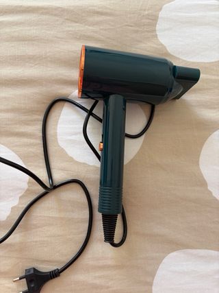 Secador de pelo verde y naranja