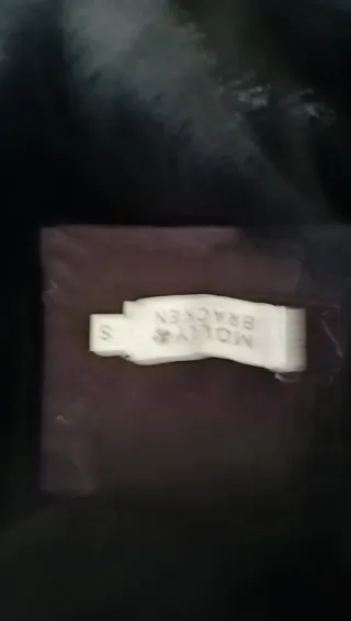 Abrigo negro con capucha y pelo