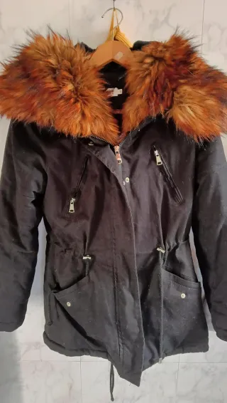 Abrigo negro con capucha y pelo