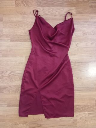 Vestido burdeos satinado con abertura