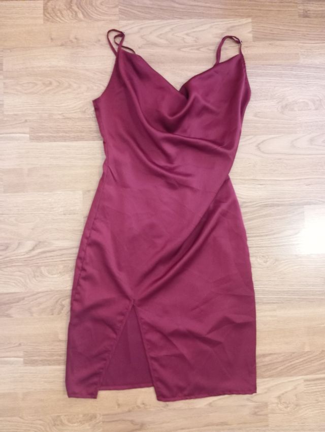 Vestido burdeos satinado con abertura