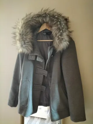 Trenca de paño Zara con capucha.