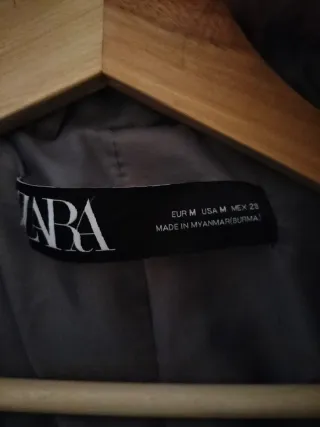 Trenca de paño Zara con capucha.