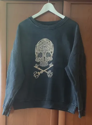Sudadera negra calavera y llaves talla única