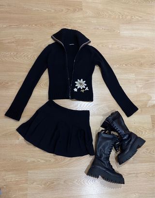 Chaqueta lana negra cremallera flor