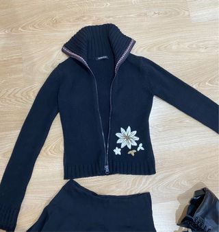 Chaqueta lana negra cremallera flor
