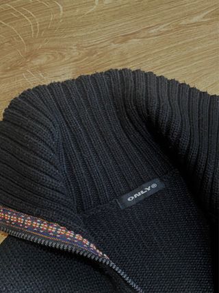 Chaqueta lana negra cremallera flor