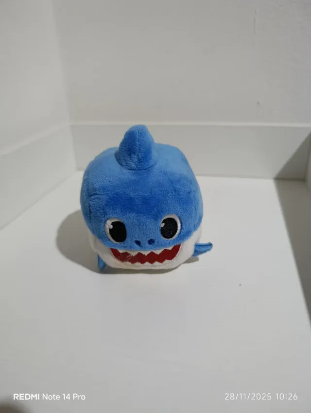 Peluche baby shark