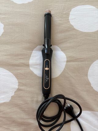 Tenacilla Paris Hilton Negra y Dorada