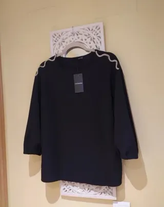 Blusa elegante negra con pedrería talla M