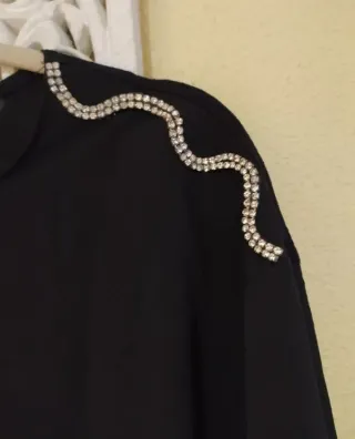 Blusa elegante negra con pedrería talla M