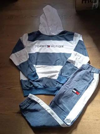 Conjunto azul de mujer.